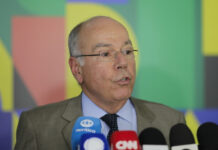 Governo diz que não usará voos da FAB para trazer brasileiros deportados