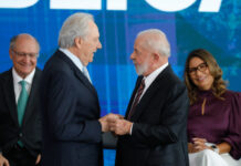 Governo proíbe algemas em brasileiros deportados dos EUA