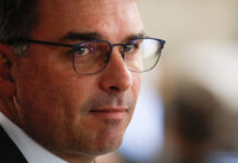 Lula e Janja estão “cagando para brasileiros”, diz Flávio Bolsonaro