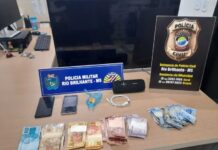 Polícia fecha ponto de venda de drogas e prende três pessoas em flagrante