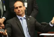 Deputados governistas pedem investigação e cassação de Eduardo Bolsonaro