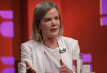 Gleisi responde Bolsonaro: “Quem está nas cordas é você”