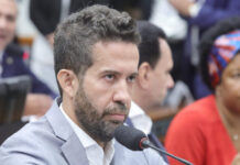 Janones expulsa homem de mercado por suposta saudação nazista