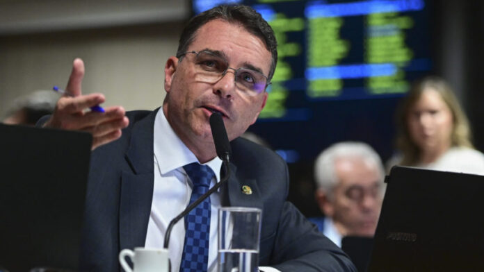 “Lula precisa se aposentar”, diz Flávio Bolsonaro_67aa98439e725.jpeg