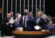 Oposição protesta com “quentinhas” após caso do Cozinha Solidária