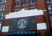 Starbucks corta 1.100 empregos corporativos em reestruturação