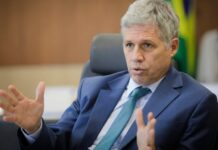 Taxas duram só 1 dia e não devem chegar ao Brasil, diz ministro