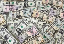 Dólar cai pela 6ª sessão no Brasil e atinge menor valor desde outubro