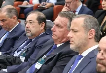 Bolsonaro vai ao STF e assiste ao seu próprio julgamento