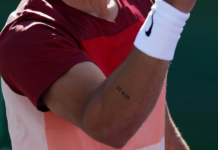 Alcaraz faz tatuagem temporária para anunciar documentário