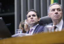 Após Eduardo se licenciar, Motta diz não haver perseguição política no país