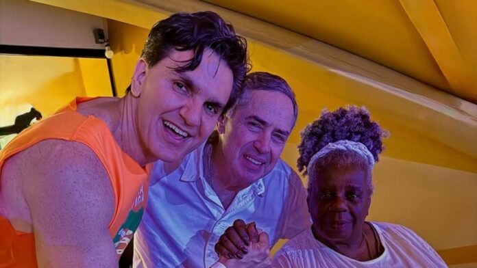 Barroso assiste ao Desfile das Campeãs no Rio_67ce31bad956a.jpeg