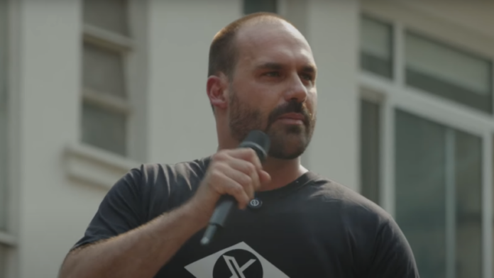 Eduardo Bolsonaro chama diretor de “Ainda Estou Aqui” de “psicopata”_67c8eac5bef3f.png
