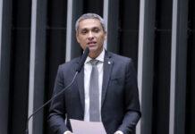 Gayer protocola pedidos por carteiras de vacinação de ministros de Lula