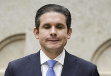 Hugo Motta se enfurece e bate na mesa em reunião de líderes