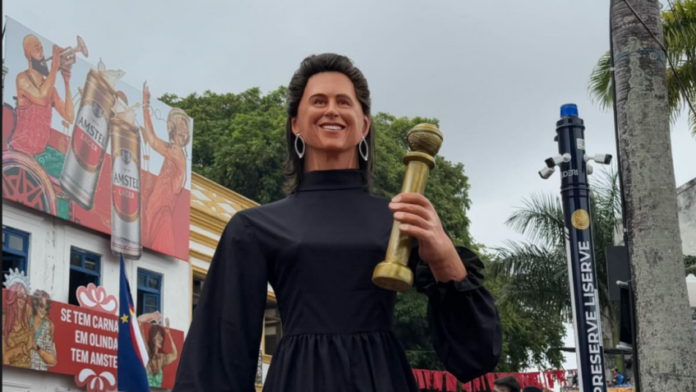 Internautas ironizam boneco de Fernanda Torres: “Acertaram na Narcisa”_67c3a557cee8a.png