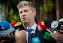 Líder do PT aciona PGR contra Van Hattem após críticas a Lula e ao STF