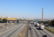 Ônibus cai em ribanceira na Dutra em SP e deixa 1 morto e 20 feridos