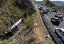 Ônibus capota e deixa 18 mortos no México