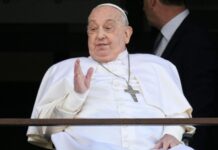 Papa faz 1ª aparição pública e tem alta após quase 40 dias internado