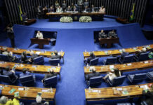 Senado adia votação para mudar Lei da Ficha Limpa e favorecer políticos