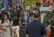 Confiança do consumidor brasileiro sobe pelo 2º mês com melhora nas expectativas, diz FGV