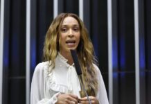 Deputados repudiam visto masculino dado a Erika Hilton