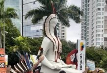 Em ato em Brasília, indígenas exibem estátua da Justiça com cocar