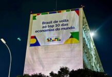 Governo expõe banners promocionais em prédios da Esplanada