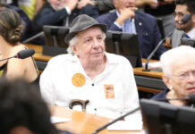 Marco Nanini vai à Câmara manifestar apoio a Glauber Braga