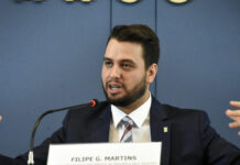 Moraes diz que Filipe Martins pode ser preso se filmado em julgamento