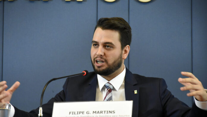 Moraes diz que Filipe Martins pode ser preso se filmado em julgamento_6806e24e20c00.jpeg