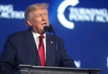 “Não houve nenhuma exceção”, diz Trump sobre tarifas de eletrônicos