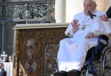 Papa faz 1ª aparição pública após voltar ao Vaticano