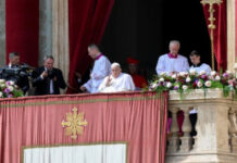 Papa surpreende fiéis e participa da bênção da Páscoa