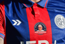 San Lorenzo joga com camisa em homenagem ao papa, torcedor do clube