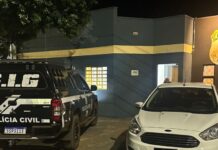Embriagado, homem invade cena de crime e incita população contra policiais