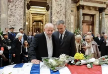 Lula comparece a velório de Pepe Mujica em Montevidéu: “Que a coragem e o amor que marcaram sua vida sigam nos ajudando”
