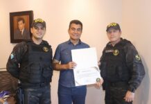 Prefeito Marçal Filho recebe medalha do DOF e convite oficial para a 2ª Corrida Águia da Fronteira