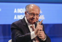 Democracia está em perigo e diplomacia está unilateral, diz Alckmin