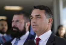 Flávio Bolsonaro critica Lula por sentar ao lado de autocratas