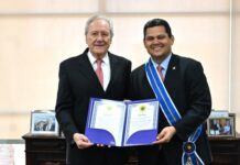 Lewandowski entrega medalha do Mérito da Justiça a Alcolumbre