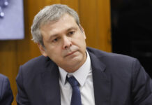 Lindbergh Farias critica Eduardo Bolsonaro por “fugir do país”