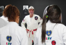 Luiz Fux ensina jiu-jitsu a jovens da Maré no STF