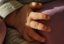 Corpo de bebê de 9 meses morta após injeção em hospital de MS é exumado