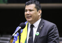 Mesa da Câmara pede suspensão de deputado que ofendeu Gleisi
