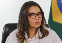 Oposição critica Janja após fala sobre regulação das redes na China