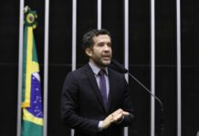 Uso diário de cannabis medicinal mudou minha vida, diz Janones