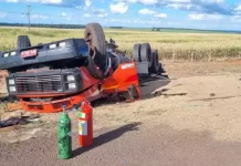 Homem morre após carreta colidir contra caminhão que ele conduzia