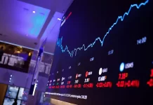 Ibovespa fecha em leve queda e Embraer registra alta
